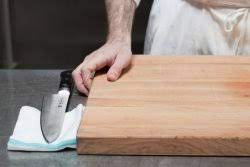 چافوی تیز برای برش روی تخته سرو